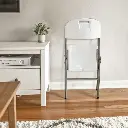 كرسي اللون الأبيض