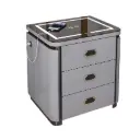 طاولة بجانب السرير